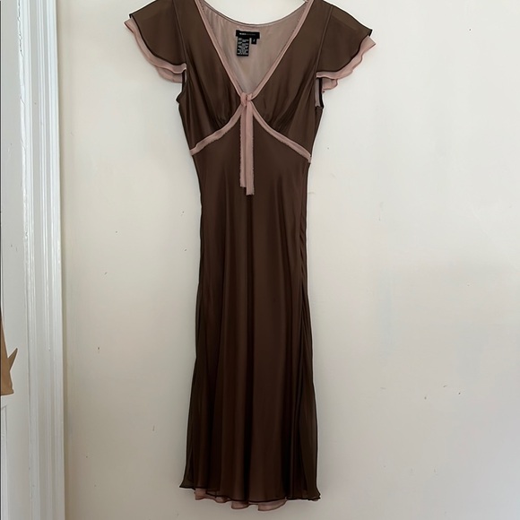 BCBGMaxAzria Dresses & Skirts - BCBGMAXAZRIA Silk Brown and Pink Flutter Sleeve Dress